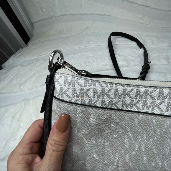 Michael Kors Jet Set Charm Medium Top Zip Pochette Crossbody Bag – Vanilla/Black - Picture 9 of 13